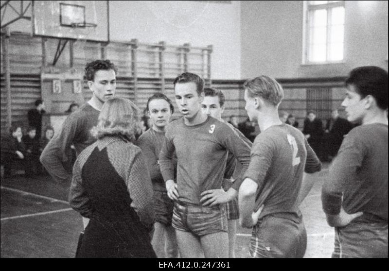 Võrkpallivõistlused Tallinna Ehitustehnikumi võimlas.