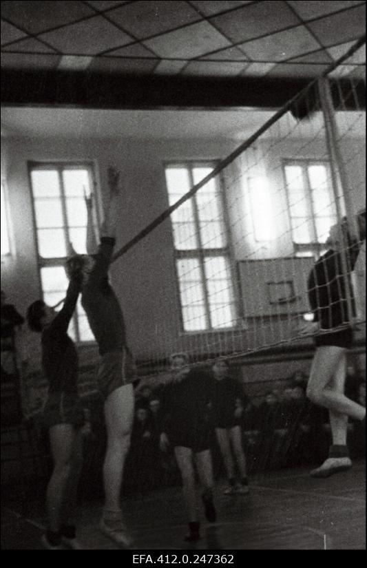 Võrkpallivõistlused Tallinna Ehitustehnikumi võimlas.