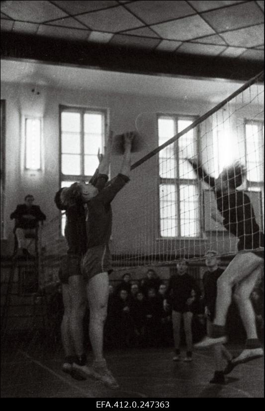 Võrkpallivõistlused Tallinna Ehitustehnikumi võimlas.