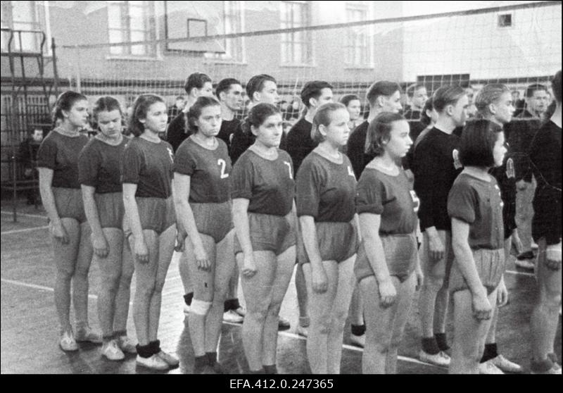 Võrkpallivõistlused Tallinna Ehitustehnikumi võimlas.