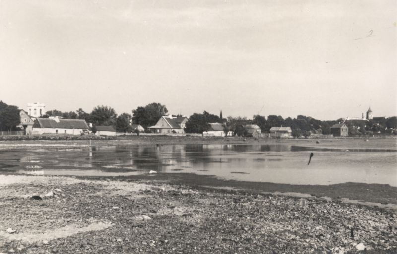 Foto. Vaade Haapsalu Väike-Viigile ja kaldapealsele Inglisilla poolt. 1930nd.  Linnavalitsuse album.