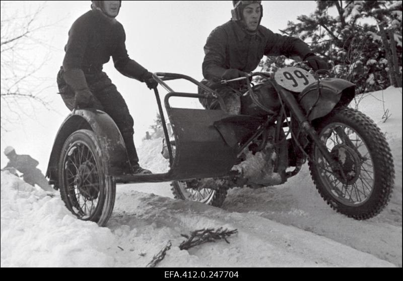 Vabariigi talimotokross Kloostrimetsas.