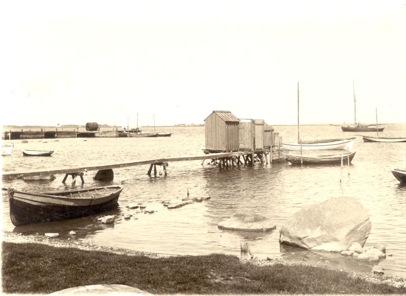 Foto. Haapsalu vana sadam. Esiplaanil paadisild, supelonnid ja sõude- ja purjepaadid. 19. saj lõpp.