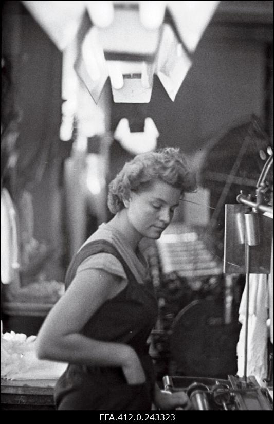 "Punane Koit" cottonkuduja Valve Tibar, ENSV Ülemnõukogu saadik