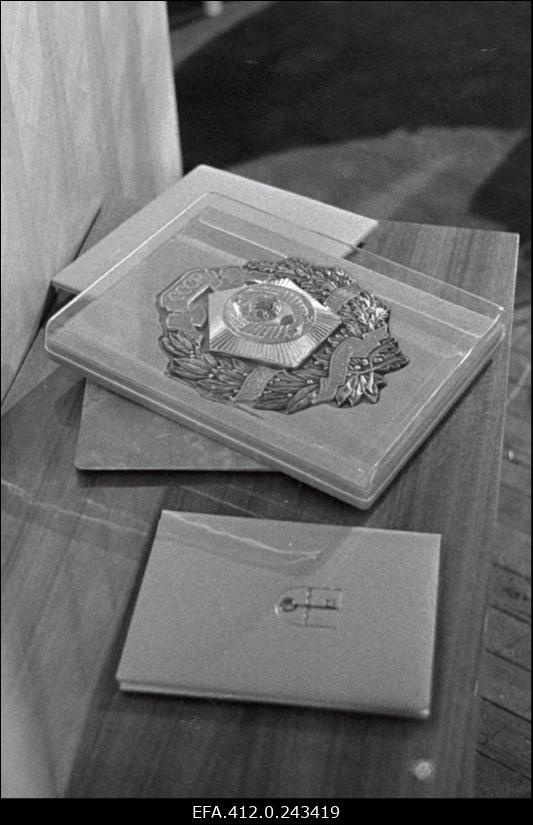 Tootmiskoondisele "Norma" annab juubeliseinaplaadi üle L.Lentsman ("Estonias")