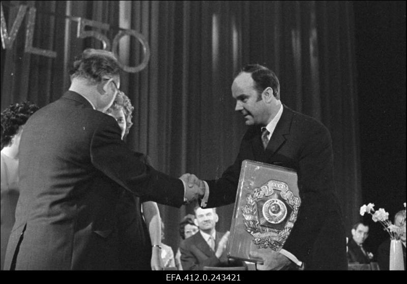 Tootmiskoondisele "Norma" annab juubeliseinaplaadi üle L.Lentsman ("Estonias")