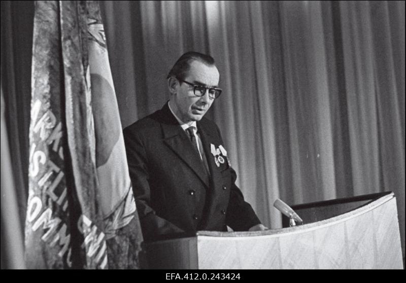 Tootmiskoondisele "Norma" annab juubeliseinaplaadi üle L.Lentsman ("Estonias")