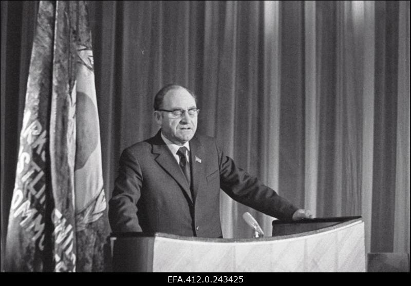 Tootmiskoondisele "Norma" annab juubeliseinaplaadi üle L.Lentsman ("Estonias")