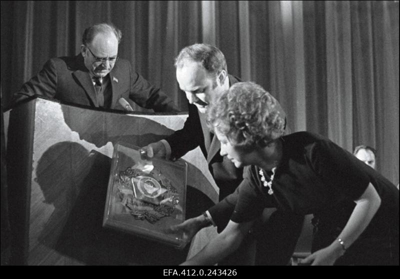 Tootmiskoondisele "Norma" annab juubeliseinaplaadi üle L.Lentsman ("Estonias")