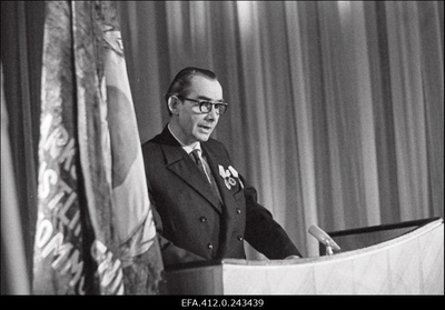 Tootmiskoondisele "Norma" annab juubeliseinaplaadi üle L.Lentsman ("Estonias")  duplicate photo