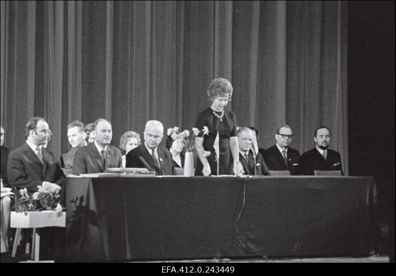 Tootmiskoondisele "Norma" annab juubeliseinaplaadi üle L.Lentsman ("Estonias")