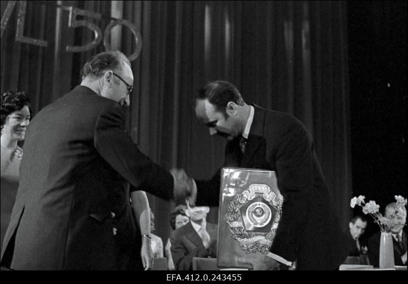 Tootmiskoondisele "Norma" annab juubeliseinaplaadi üle L.Lentsman ("Estonias")