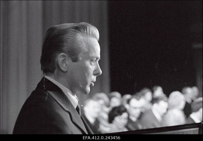 Tootmiskoondisele "Norma" annab juubeliseinaplaadi üle L.Lentsman ("Estonias")