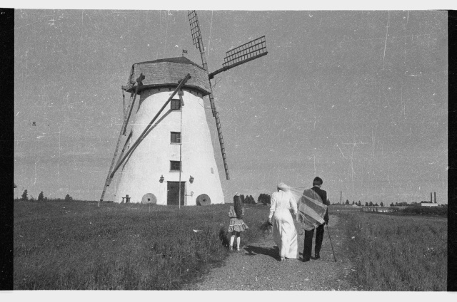 Pruutpaar Kukruse mõisa tuulikut külastamas