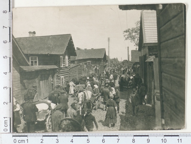 Pihkvatänav laadapäeval, Petseri