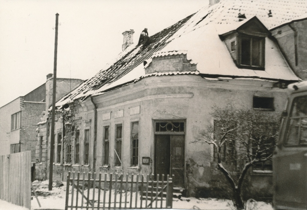 Foto. Võru linn. Krümmeri koolihoone lammutamine.