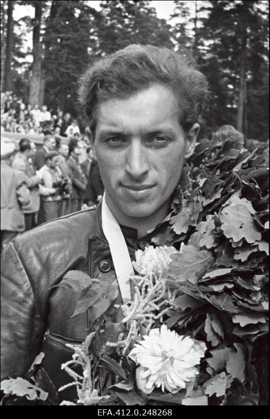 NSV Liidu meistrivõistlused mootorraturite ringrajasõidus Pirita-Kose-Kloostrimetsa ringrajal.