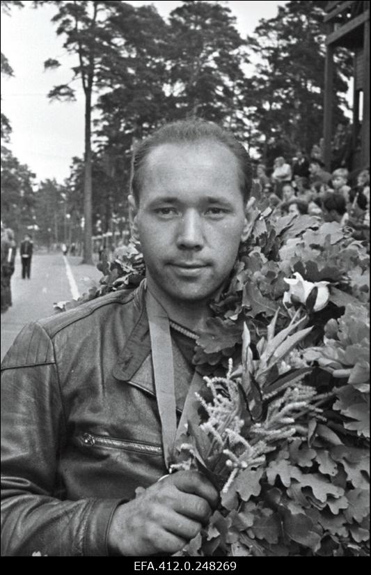 NSV Liidu meistrivõistlused mootorraturite ringrajasõidus Pirita-Kose-Kloostrimetsa ringrajal.