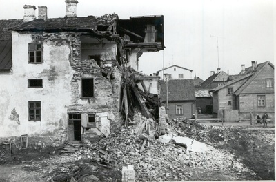 Foto. Endise Krümmeri kooli hoone  lammutamine 1967.a. oktoobris.  similar photo
