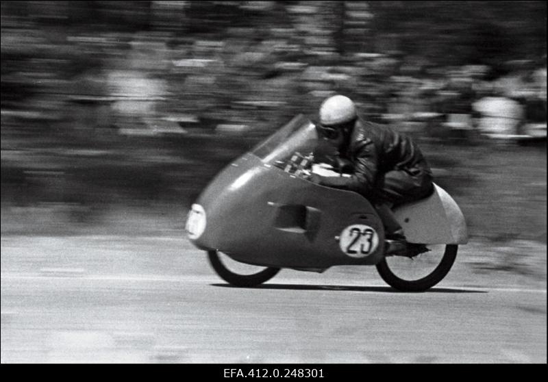 Eesti NSV lahtised meistrivõistlused ringrajasõidus. Pirita-Kose-Kloostrimetsa ringrajal motosportlane Endel Kiisa (teine koht 125 cm3 masinaklassis).