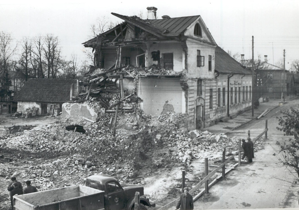Foto. Endise Krümmeri kooli hoone  lammutamine 1967.a. oktoobris.