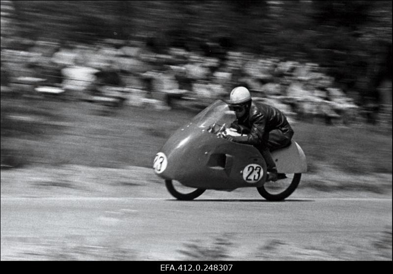 Eesti NSV lahtised meistrivõistlused ringrajasõidus. Pirita-Kose-Kloostrimetsa ringrajal motosportlane Endel Kiisa.