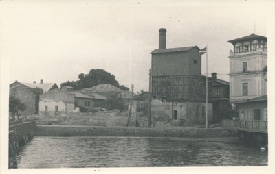 Foto. Vaade Haapsalu mudaravila pumbajaamale ja veetornile. Lammutamise ajal, august 1955.a.  duplicate photo