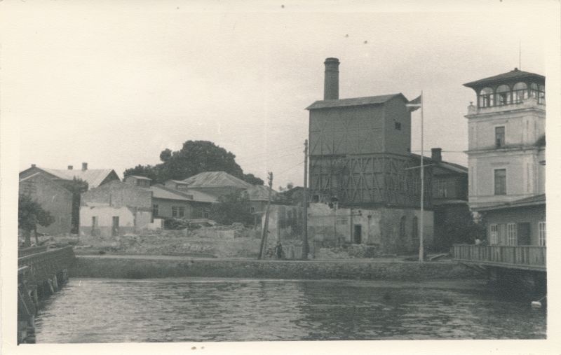 Foto. Vaade Haapsalu mudaravila pumbajaamale ja veetornile. Lammutamise ajal, august 1955.a.