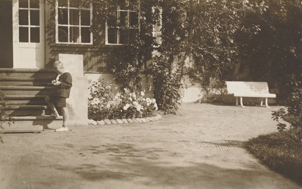 foto, Viljandi, J. Rieti maja ja aed (veranda esine), u 1925, foto A. Kukk