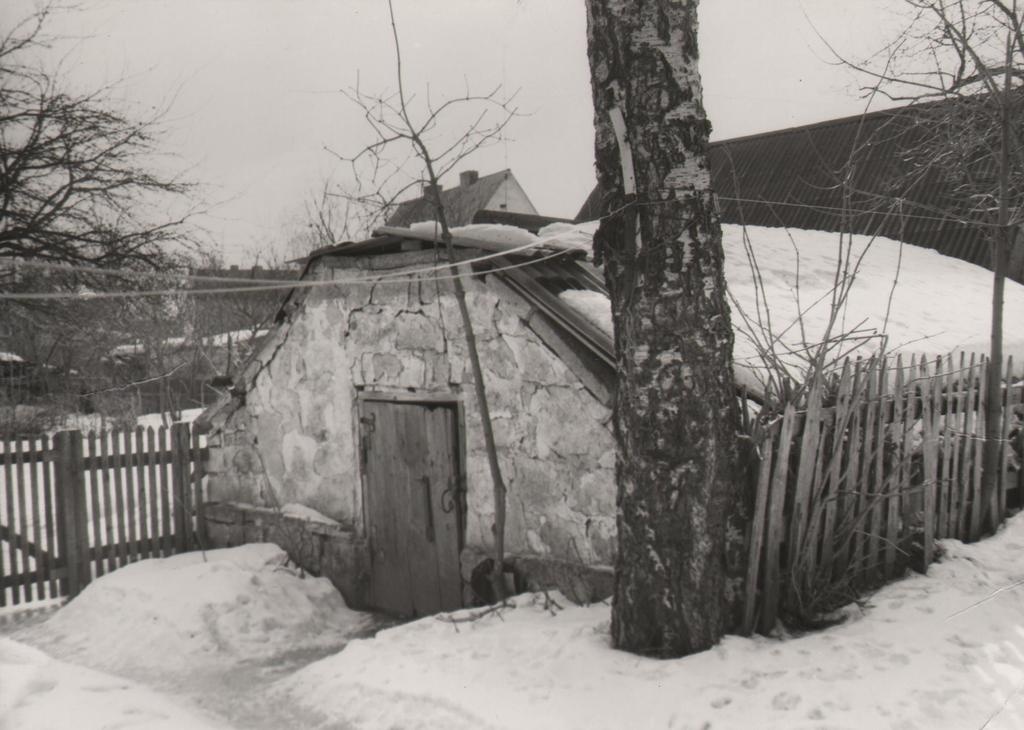 Juustu kelder Kuressaares, Kitsas tn. 5,  XIX sajandi viimasel veerandil.