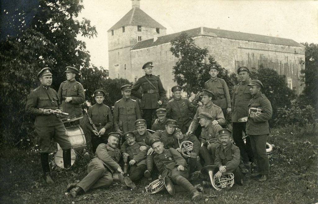 Kaitseväe orkester Kuressaares linnuse vallidel