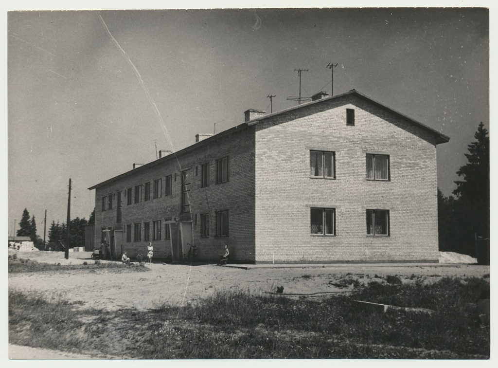 foto, Viljandimaa, Meleski, klaasivabriku tööliste elamu 1965