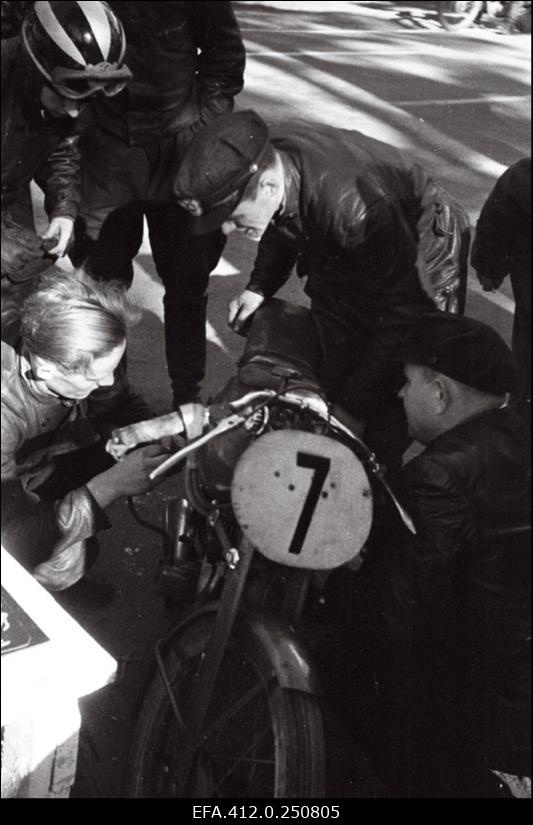 Eesti NSV meistrivõistlused mootorratturite ringrajasõidus Pirita-Kose-Kloostrimetsa ringrajal. Abimehed motosportlase Virve Lauri mootorratast seadistamas.