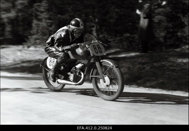 Eesti NSV meistrivõistlused mootorratturite ringrajasõidus. Pirita-Kose-Kloostrimetsa ringrajal on motosportlane Õilme Kaseorg (Tööjõureservid).