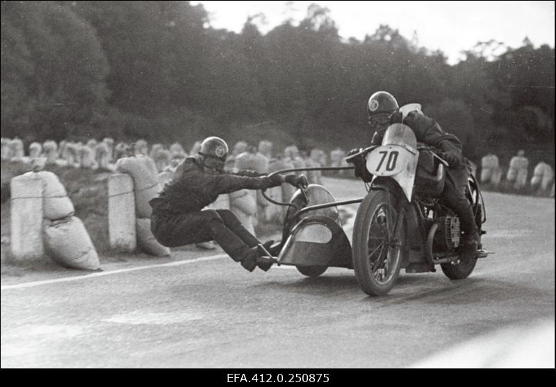 Eesti NSV meistrivõistlused mootorratturite ringrajasõidus. Pirita-Kose-Kloostrimetsa ringrajal on külgvankriga mootorrataste võistlusklassis motosportlased Artur Obukak - Illis Hermaste (Tööjõureservid).