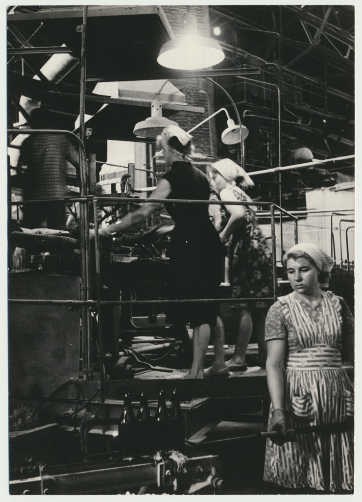 foto, Viljandimaa, Tartu Ehitusmaterjalide Tehase Meleski klaasitsehh, pudelite valmistamine, 1965