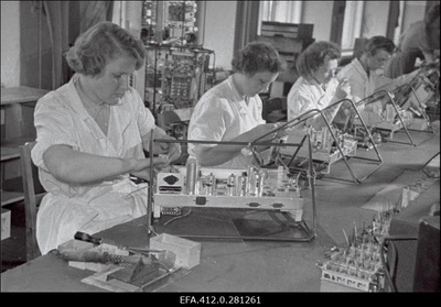 Raadiotehas "Punane Ret". Radioola "Estonia" montaaž.  similar photo
