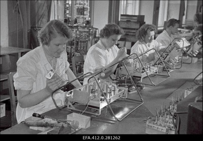 Raadiotehas "Punane Ret". Radioola "Estonia" montaaž.  similar photo