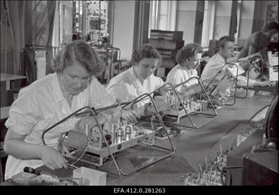 Raadiotehas "Punane Ret". Radioola "Estonia" montaaž.  similar photo