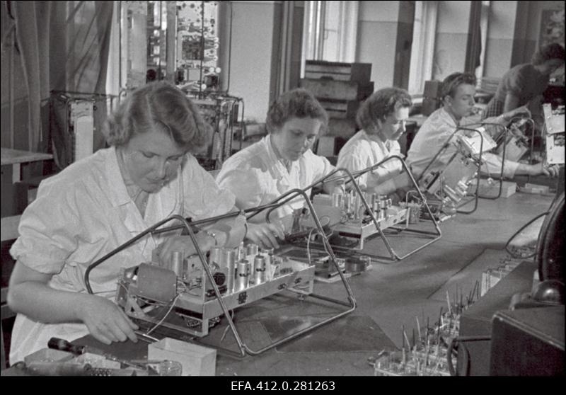 Raadiotehas "Punane Ret". Radioola "Estonia" montaaž.