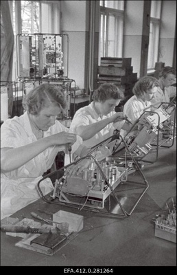 Raadiotehas "Punane Ret". Radioola "Estonia" montaaž.  similar photo