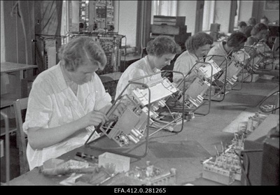 Raadiotehas "Punane Ret". Radioola "Estonia" montaaž.  similar photo