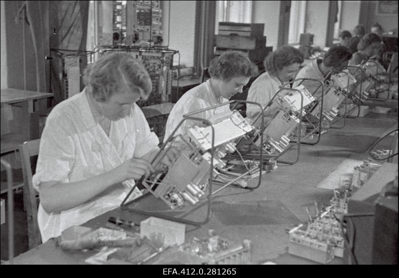 Raadiotehas "Punane Ret". Radioola "Estonia" montaaž.