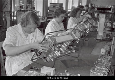 Raadiotehas "Punane Ret". Radioola "Estonia" montaaž.  similar photo