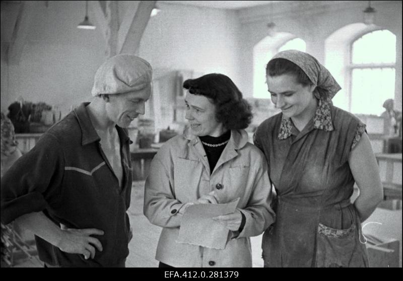 Vineeri- ja Mööblivabriku klubi juhataja sm.Tirgo (keskel).