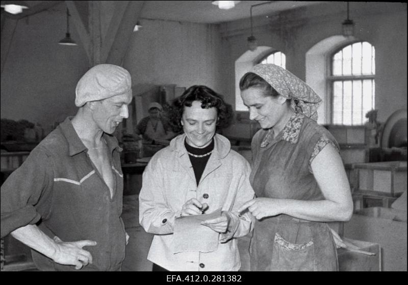 Vineeri- ja Mööblivabriku klubi juhataja sm.Tirgo (keskel).