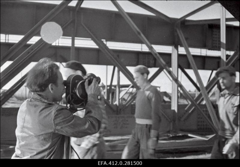 Operaator Anton Mutt filmimas "Punane Kunda" töötajaid.