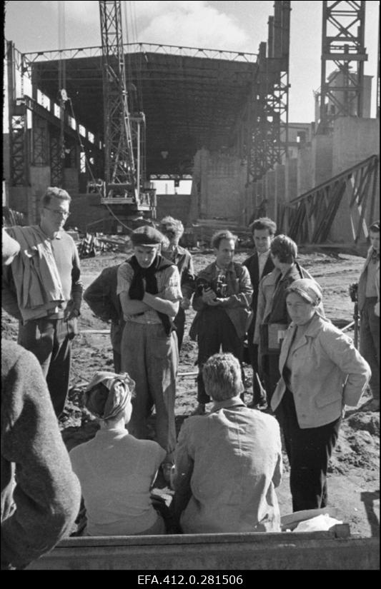 Operaator Anton Mutt (seisab paremalt 4.) "Punases Kundas".