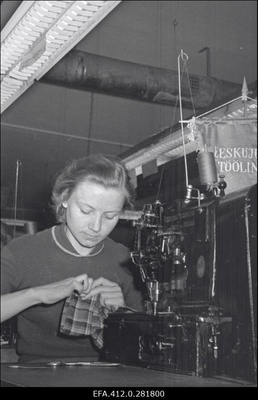 Õmblusvabrikus "Sangar" L.Pašenkova brigaadis.  duplicate photo