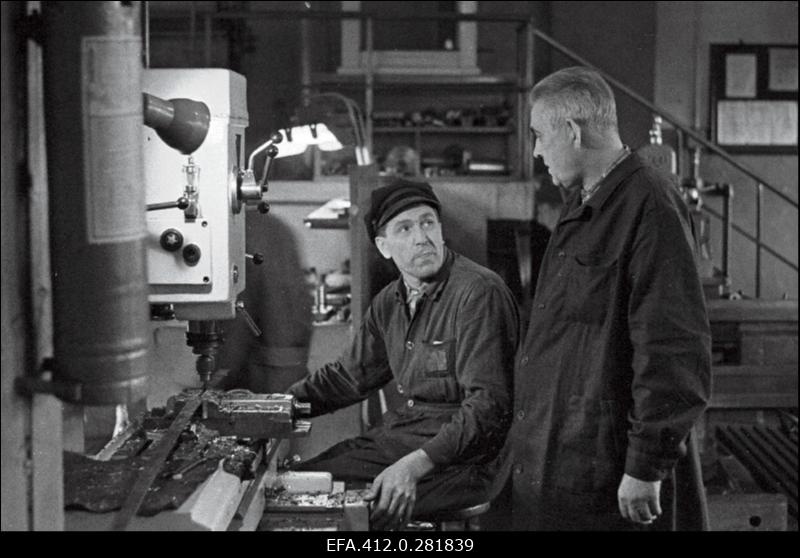 Tartu Autoremonditehase meesansambli "Akord" liikmed kommunistliku töö eesrindlased Peeter Ilves ja Jaan Madisson